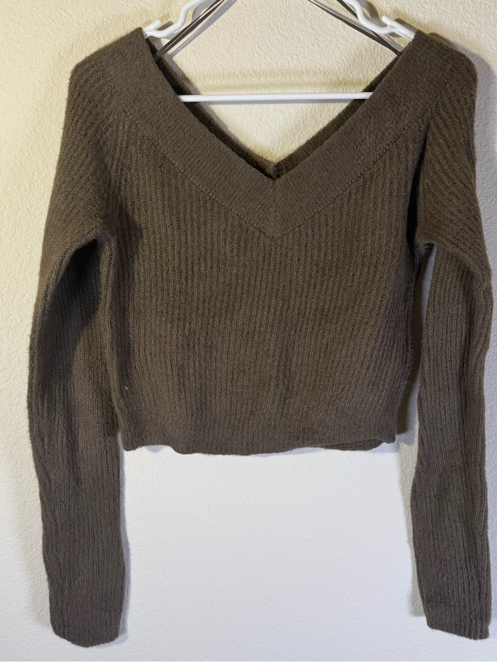 American Eagle V-Neck Ribbed Knit Cropped Women's Sweater in Brown stylish y2k L